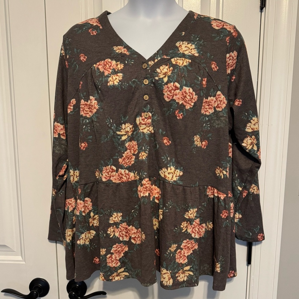 NWT Maurice’s Grey Floral Waffle Knit Peplum Top Size 2